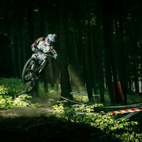 O NÁS: Martin |  Elitní závodník ve sjezdu, pumptracker a trailbuilder v jedné osobě