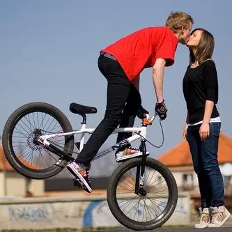 TIP NA DÁREK PRO MUŽE: Ženské milují chlapy, kteří jezdí na kole. Tak proč jim neudělat radost?