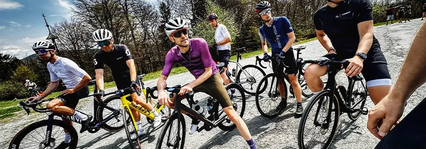 Jak jezdit ve skupině cyklistů: bezpečně, efektivně a s ElementStore